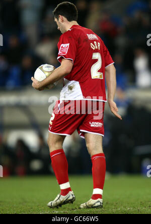 Bradley Orr, de Bristol City, ramène le ballon à la place centrale après avoir obtenu son propre but lors du match de répétition de la troisième manche de la FA Cup au Cardiff City Stadium, à Cardiff, au pays de Galles. Banque D'Images