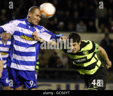 Peter Weatherson de Morton et Darren O'dea (à droite) du Celtic se battent pour une balle dans les airs lors du quatrième tour de la coupe de la FA écossaise au Cappielow Park, Greenock, en Écosse. Banque D'Images