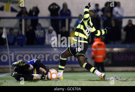 Le Celtic Marc-Antoine Fortune (à droite) a un effort étouffé par le gardien de but de Morton Colin Stewart lors du match du quatrième tour de la coupe de la FA écossaise au Cappielow Park, Greenock, en Écosse. Banque D'Images