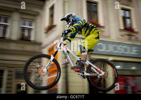 Le tour de ville. Biker saute par-dessus la rampe durant la course de vélo de montagne dans les rues de Cieszyn. La Pologne. Banque D'Images