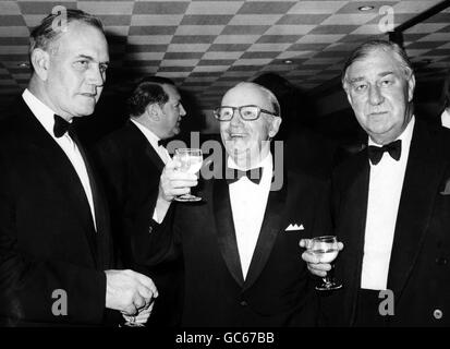 L'ancien grilloir australien Sir Donald Bradman (au centre) et deux de ses anciens compatriotes, l'Angleterre et le grilloir de Surrey Sir Alec Bedser et le skipper du Yorkshire et de l'Angleterre Norman Yardley Banque D'Images