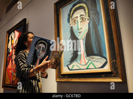 Giovanna Bertazzoni, employée de Christies, voit un portrait de Pablo Picasso de sa deuxième femme Jacqueline peint en 1963, qui n'a pas été vu en public depuis 1967, et des éléments dans leur vente aux enchères d'art impressionniste et moderne et d'art post-guerre et contemporain à Londres. Banque D'Images