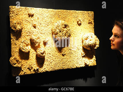 Or Sponge relief par Yves Klein à la vue de Christies à Londres, et fera partie d'une vente d'art impressionniste et moderne et d'art post-guerre et contemporain le 11 février. Banque D'Images