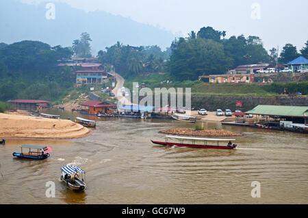 La rivière de Kuala Tahan à Parc National Taman Negara, Malaisie Banque D'Images