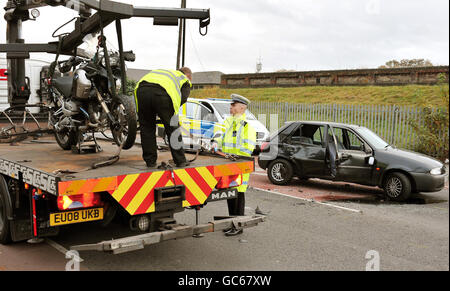 La moto du gardien de but de Tottenham Carlo Cudicini est chargée sur un camion de récupération après un accident avec une voiture sur Forest Road, Walthamstow, est de Londres. Banque D'Images