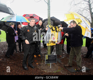 Tom Daly, président de l'Ulster GAA (à gauche), et Gerry Adams, président de Sinn Fein (à droite), qui ont dévoilé une plaque au-dessous du frêne mature planté aujourd'hui à Stormont. Banque D'Images