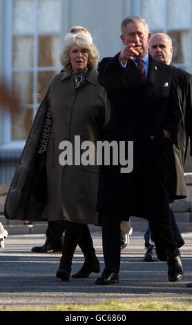 Le prince de Galles et la duchesse de Cornwall arrivent à planter un chêne à Rideau Hall, à Ottawa, dans le cadre de leur visite au Canada. Banque D'Images