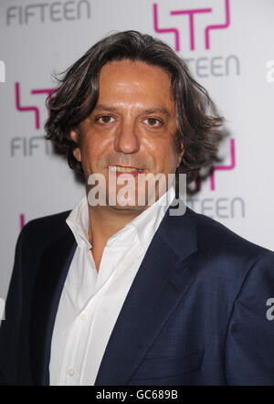 Giorgio Locatelli arrive pour le célèbre chef Jamie Oliver's Big Night Out, un événement de collecte de fonds pour la Fondation quinze, à l'hôtel de ville de Shoreditch dans l'est de Londres. Banque D'Images