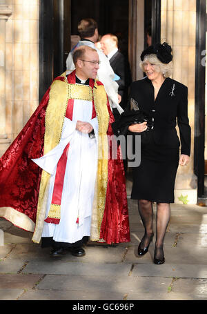 La duchesse de Cornwall quitte le service commémoratif de Sir John Mortimer à la cathédrale de Southwark à Londres. Banque D'Images