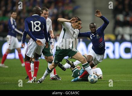 Keith Andrews, irlandais, s'éloigne d'Alou Diarra (à gauche) Et Lassana Diarra (droite) Banque D'Images