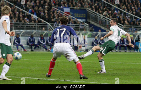 Robbie Keane, de la République d'Irlande (à droite), marque le but d'ouverture lors de la phase de qualification de la coupe du monde de la FIFA, à Paris, en France. Banque D'Images