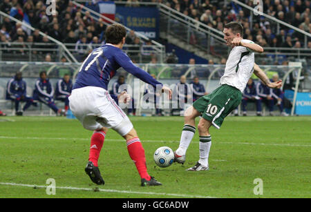 Robbie Keane, de la République d'Irlande (à droite), marque le but d'ouverture lors de la phase de qualification de la coupe du monde de la FIFA, à Paris, en France. Banque D'Images