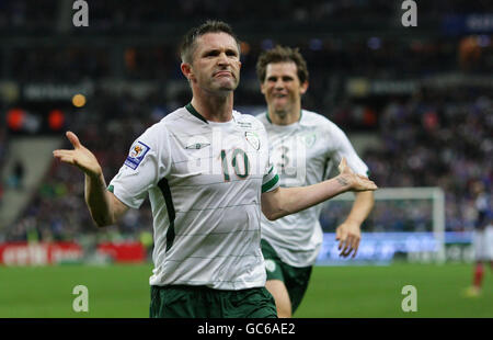 Robbie Keane, de la République d'Irlande (à droite), célèbre après avoir obtenu le but d'ouverture lors de la phase de qualification de la coupe du monde de la FIFA, à Paris, en France. Banque D'Images