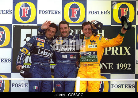 NIGEL MANSELL VAINQUEUR DU GRAND PRIX BRITANNIQUE AVEC RICARDO PATRESE (À GAUCHE) DEUXIÈME PLACE ET MARTIN BRUNDLE (À DROITE) TROISIÈME PLACE. Banque D'Images