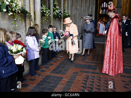 La reine Elizabeth II de Grande-Bretagne rencontre des écoliers locaux lors d'une visite à la cathédrale d'Ely. Banque D'Images