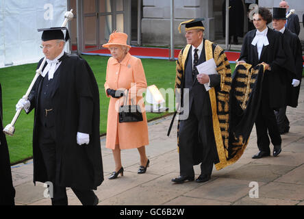 La reine Elizabeth II de Grande-Bretagne et le duc d'Édimbourg, chancelier de l'université de Cambridge, participent à un service au King's College de Cambridge pour souligner le 800e anniversaire de l'université. Banque D'Images