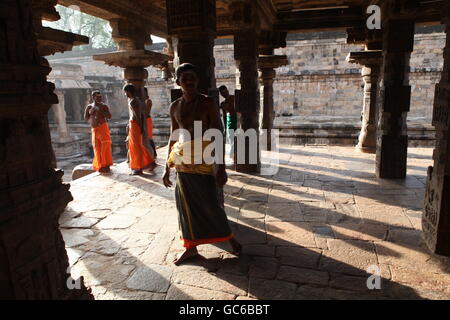 Les dévots à airavateeshwara temple de darasuram au Tamil nadu Banque D'Images