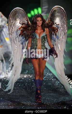 Le secret Angel Izabel Goulart de Victoria pendant le Secret Fashion Show de Victoria au Lexington Armory à New York. Banque D'Images