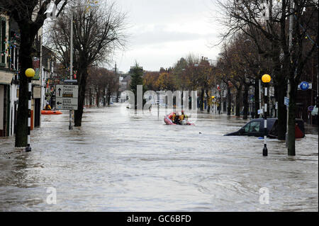 Cockermouth High Street à Cumbria après la pluie torrentielle a fait éclater les rivières de leurs rives. Banque D'Images