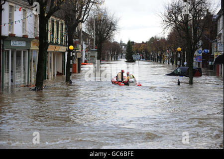 Cockermouth High Street à Cumbria après la pluie torrentielle a fait éclater les rivières de leurs rives. Banque D'Images