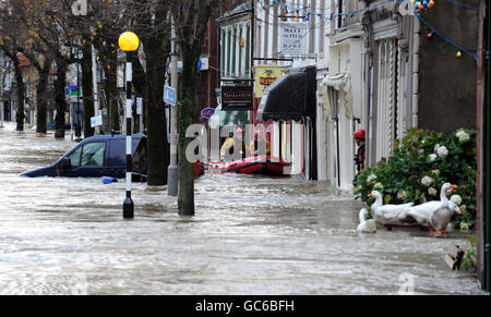 Cockermouth High Street à Cumbria après la pluie torrentielle a fait éclater les rivières de leurs rives. Banque D'Images