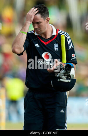 Kevin Pietersen, en Angleterre, est sous le charme d'Albie Morkel, en Afrique du Sud, en 4, lors de la deuxième journée internationale au terrain de cricket Centurion, à Johannesburg, en Afrique du Sud. Banque D'Images