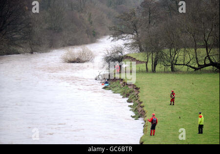 Une équipe de recherche et de sauvetage a recherché une femme qui aurait été balayée par la rivière Usk à Brecon, au sud du pays de Galles, vers 19h00 la nuit dernière. Banque D'Images