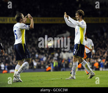 Niko Kranjcar de Tottenham Hotspur (à droite) célèbre avec David Bentley après avoir obtenu le neuvième but lors du match de la Barclays Premier League à White Hart Lane, Londres. Banque D'Images