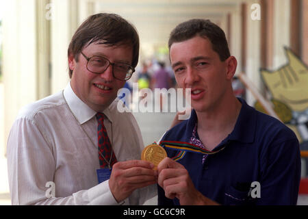 LE SECRÉTAIRE DU PATRIMOINE NATIONAL, DAVID MELLOR (À GAUCHE), RENCONTRE LE CHAMPION BRITANNIQUE DE LA MÉDAILLE D'OR DU CYCLISME, CHRIS BOARDMAN, LORS D'UNE VISITE AU VILLAGE D'ATHLÉTISME DE BARCELONE. Banque D'Images