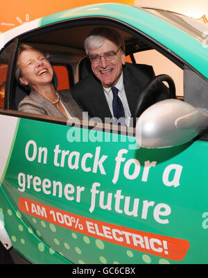 Richard Lambert, directeur général de la CBI et Helen Alexander, présidente de la CBI à l'intérieur d'une voiture électrique avant le début de la conférence annuelle de la CBI à Londres aujourd'hui. Banque D'Images