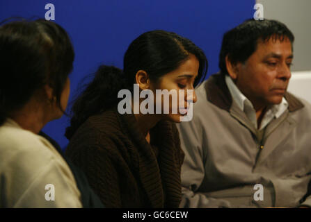 La famille de Geeta Aulakh, 28 ans, qui a été trouvée mutilée et mourante dans la rue par un passant à Greenford, dans le nord-ouest de Londres, lundi dernier, s'adresse à des membres de la presse à Hendon, dans le nord-ouest de Londres, (de gauche à droite) mère Nardesh Kumari Shinh, sœur Anita Shinh et père Lakhwinder Singh Shinh. Banque D'Images