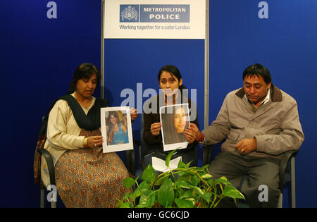 La famille de Geeta Aulakh, 28, Qui a été trouvé mutilé et mourant dans la rue par un passant à Greenford, dans le nord-ouest de Londres, lundi dernier, ont des photos de Geeta pendant qu'ils parlent à des membres de la presse à Hendon, dans le nord-ouest de Londres, (de gauche à droite) mère Nardesh Kumari Shinh, sœur Anita Shinh et père Lakhwinder Singh Shinh. Banque D'Images