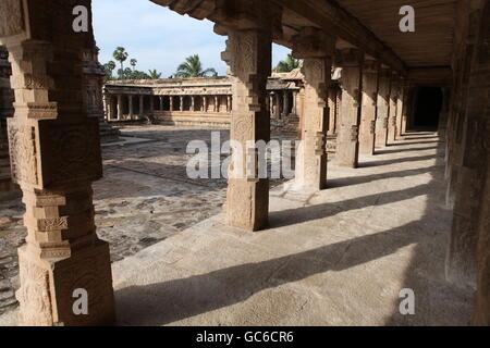 Piliers et du corridor à airavateeswara temple près de kumbakonam Banque D'Images