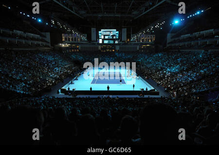 Une vue générale de l'o2 Arena tandis que Roger Federer, de Suisse, rivalise avec Andy Murray, de Grande-Bretagne, lors des finales du World tennis Tour ATP de Barclay à l'O2 Arena, Londres. Banque D'Images