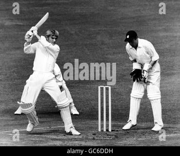 Cricket - County Championship 1969 - Middlesex v Somerset Day One - terrain de cricket de Lord's.P.DENNING (Somerset) joue une balle de F.J.Titmus Banque D'Images