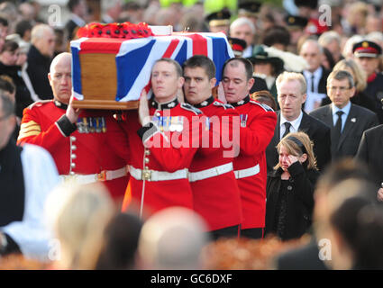 Le cercueil de Guardsman Jimmy Major, 18 ans, est porté après son service funéraire, suivi de sa sœur Paige Major, 11 ans, (en bas à droite) et de son père Adrian Major, à l'église Saint-Pierre de Cleethorpes. Banque D'Images