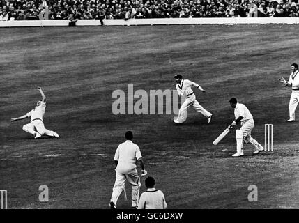 Cricket - Australie dans les îles britanniques 1956 (2e Test) - Angleterre v Australie - deuxième jour - Lord's. R. Benaud fait une magnifique prise. Banque D'Images