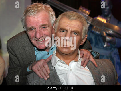 Le spécialiste de la télévision Eamon Dunphy dévoile aujourd'hui une nouvelle cire de lui-même au National Wax Museum plus de Dublin. Banque D'Images