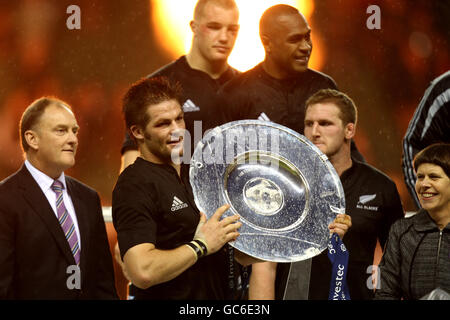 Richie McCaw, capitaine de la Nouvelle-Zélande, et Hillary Shield, à la suite du match Investec Challenge Series 2009 à Twickenham, Londres Banque D'Images