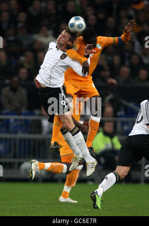 Stefan Kiessling (à gauche) en Allemagne et Kolo Toure en Côte d'Ivoire se battent pour le ballon. Banque D'Images