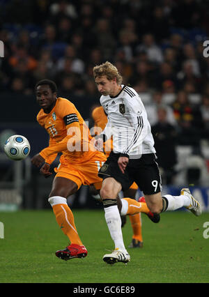 Stefan Kiessling (à droite) en action avec Souleymane Bamba en Côte d'Ivoire. Banque D'Images