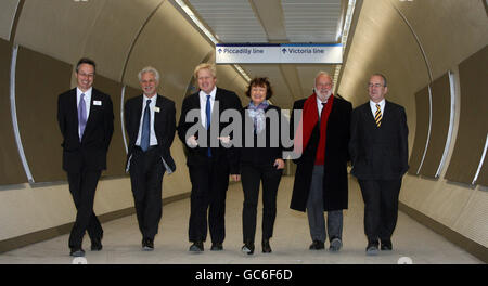 Le maire de Londres Boris Johnson et la ministre de Londres Tessa Jowell se joignent à d'autres personnes, dont Frank Dobson, lors de l'ouverture de la salle à billets à la pointe de la technologie à la gare King's Cross St Pancras, Londres. Banque D'Images