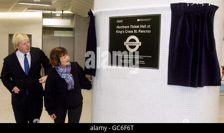 Le maire de Londres Boris Johnson et la ministre de Londres Tessa Jowell ont ouvert la nouvelle salle à billets à la pointe de la technologie à la gare King's Cross St Pancras, à Londres. Banque D'Images