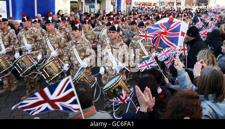 Les soldats du 2e Bataillon du Royal Regiment of Fusiliers passent par Warwick alors qu'ils marquent leur retour des opérations en Irak et en Afghanistan. Banque D'Images