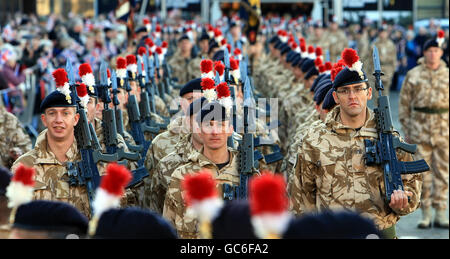 Les soldats du 2e Bataillon du Royal Regiment of Fusiliers passent par Warwick alors qu'ils marquent leur retour des opérations en Irak et en Afghanistan. Banque D'Images