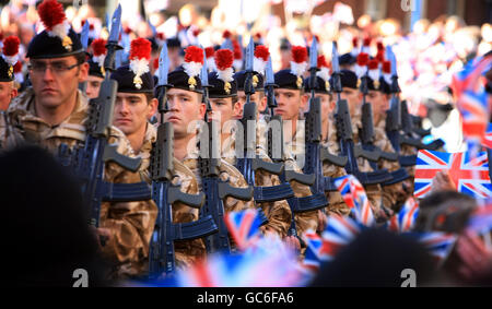 Les soldats du 2e Bataillon du Royal Regiment of Fusiliers passent par Warwick alors qu'ils marquent leur retour des opérations en Irak et en Afghanistan. Banque D'Images