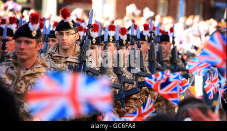 Les soldats du 2e Bataillon du Royal Regiment of Fusiliers passent par Warwick alors qu'ils marquent leur retour des opérations en Irak et en Afghanistan. Banque D'Images