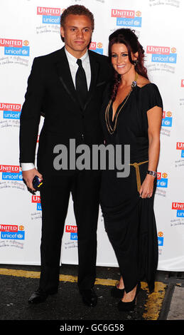 WES Brown et sa partenaire Leanne Wassell arrivent pour le dîner de gala « United for UNICEF » à Old Trafford, Manchester. Banque D'Images