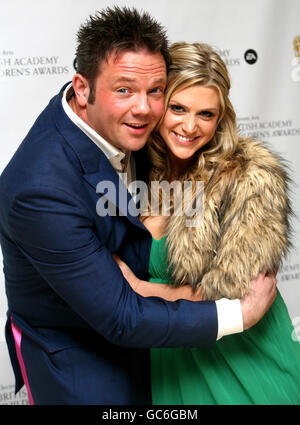 Jamie Rickers et Anna Williamson, présentateurs du spectacle GMTV Toonattik, arrivent aux British Academy Children's Awards au Hilton Park Lane. Banque D'Images