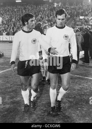 Football - Championnat européen de football 1968 - qualification - Allemagne de l'Ouest / Albanie - Dortmund. Gerd Muller (l) parle avec Franz Beckenbauer (r) Banque D'Images